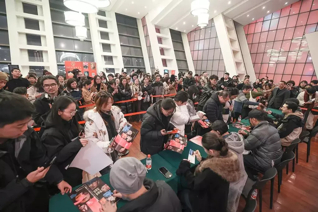 演出结束后中奖观众签售及SD活动现场